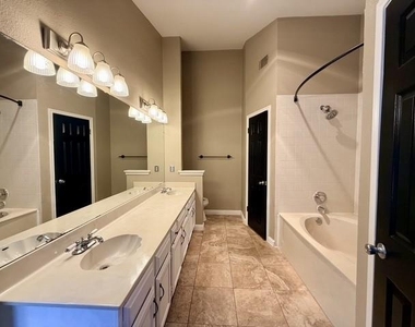 1920 White Oak Cir - Photo Thumbnail 10