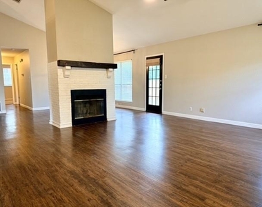 1920 White Oak Cir - Photo Thumbnail 6