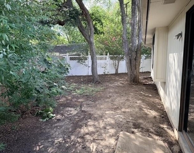 1920 White Oak Cir - Photo Thumbnail 16