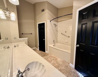 1920 White Oak Cir - Photo Thumbnail 9