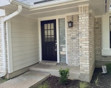 1920 White Oak Cir - Photo Thumbnail 1