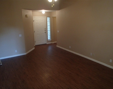 208 Juniper St - Photo Thumbnail 3