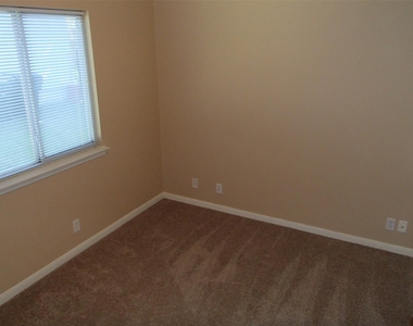 208 Juniper St - Photo Thumbnail 9