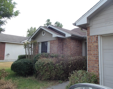 208 Juniper St - Photo Thumbnail 2