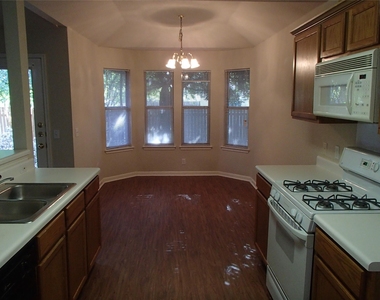 208 Juniper St - Photo Thumbnail 6