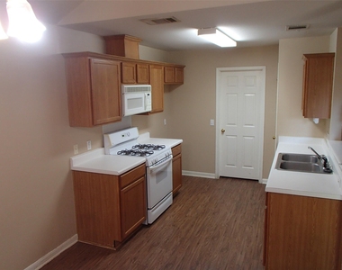 208 Juniper St - Photo Thumbnail 7