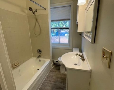 244 Patrick Street E - Photo Thumbnail 5