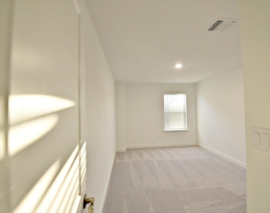 517 Scooter St - Photo Thumbnail 18