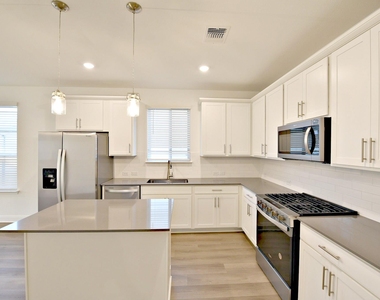 517 Scooter St - Photo Thumbnail 6