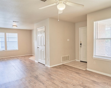 2214 Katy Ln - Photo Thumbnail 9