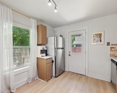 1103 Brass St - Photo Thumbnail 9