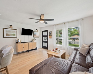 1103 Brass St - Photo Thumbnail 4