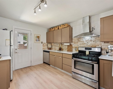 1103 Brass St - Photo Thumbnail 8