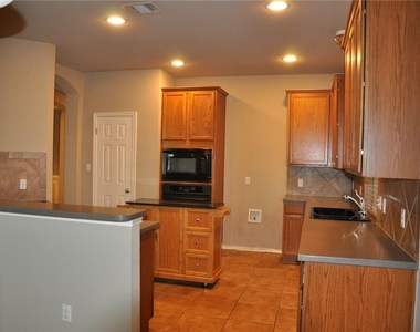 507 Las Colinas Dr - Photo Thumbnail 4