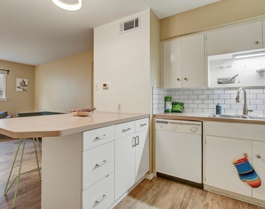 803 W 28th St - Photo Thumbnail 6