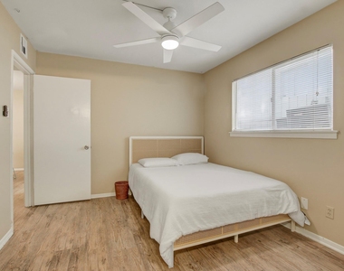 803 W 28th St - Photo Thumbnail 9