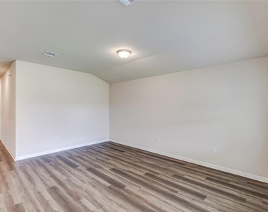 4905 Hazelnut Ln - Photo Thumbnail 7