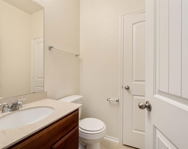 907 Solitude Dr - Photo Thumbnail 4