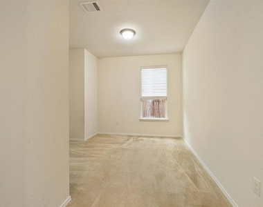 907 Solitude Dr - Photo Thumbnail 2