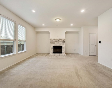 907 Solitude Dr - Photo Thumbnail 7