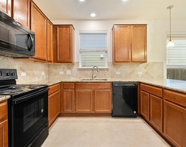 907 Solitude Dr - Photo Thumbnail 9