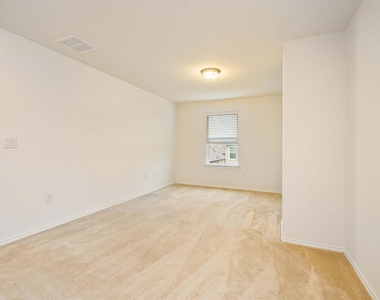 907 Solitude Dr - Photo Thumbnail 11