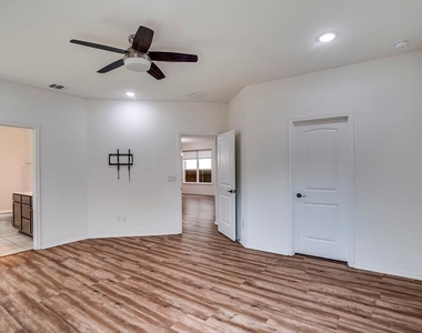 516 Ayinger Ln - Photo Thumbnail 7