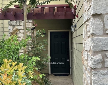 512 Eberhart Ln - Photo Thumbnail 1