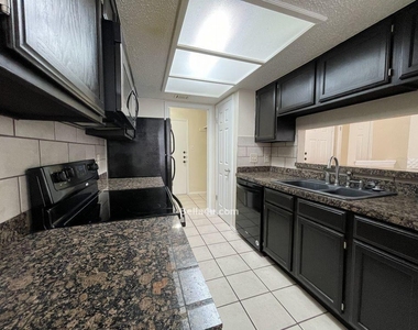 512 Eberhart Ln - Photo Thumbnail 6
