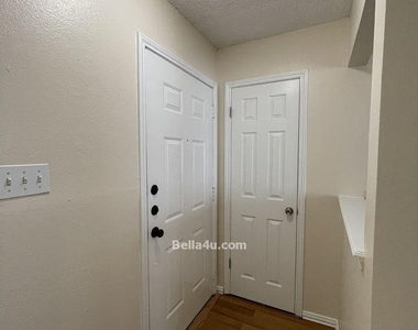 512 Eberhart Ln - Photo Thumbnail 2