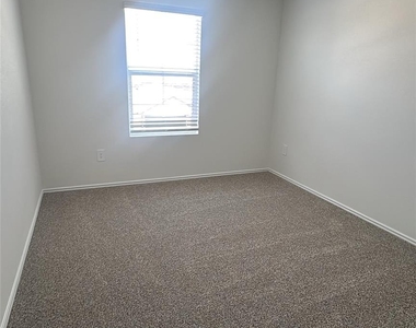 174 Balmorehea St - Photo Thumbnail 7