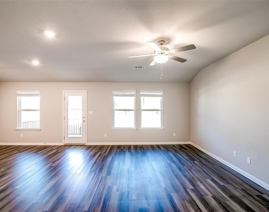 1601 Longhorn Ranch Dr - Photo Thumbnail 5