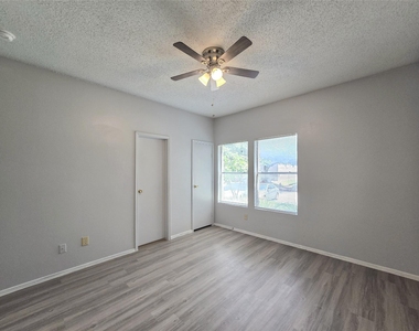 12166 Metric Blvd - Photo Thumbnail 8