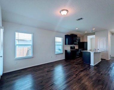 121 Dylan Dr - Photo Thumbnail 7