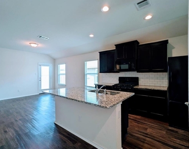 121 Dylan Dr - Photo Thumbnail 4