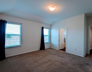 121 Dylan Dr - Photo Thumbnail 9