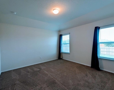 121 Dylan Dr - Photo Thumbnail 8