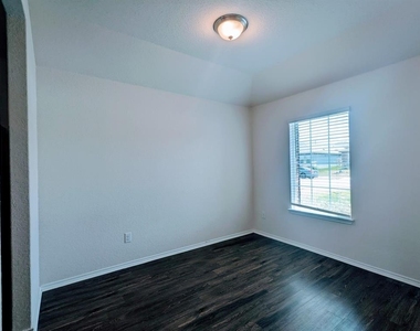 121 Dylan Dr - Photo Thumbnail 2
