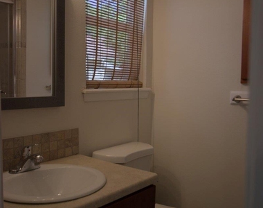 5204 Village Trl - Photo Thumbnail 9