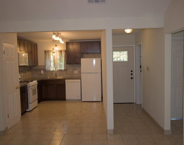 5204 Village Trl - Photo Thumbnail 1