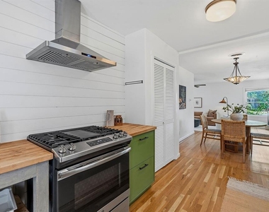 900 Stark St - Photo Thumbnail 8