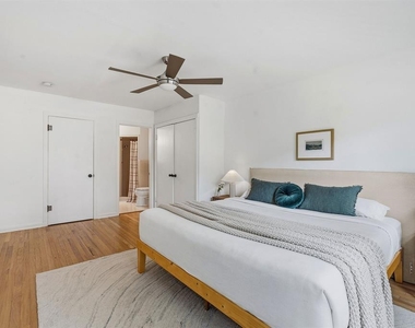 900 Stark St - Photo Thumbnail 13