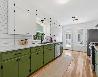 900 Stark St - Photo Thumbnail 7
