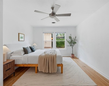 900 Stark St - Photo Thumbnail 12