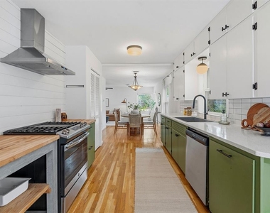 900 Stark St - Photo Thumbnail 9