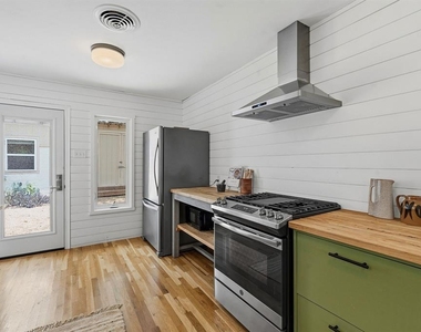 900 Stark St - Photo Thumbnail 6