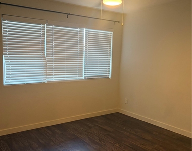 3503 Harmon Ave - Photo Thumbnail 4