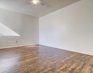 8110 West Gate Blvd - Photo Thumbnail 4