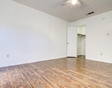 8110 West Gate Blvd - Photo Thumbnail 3
