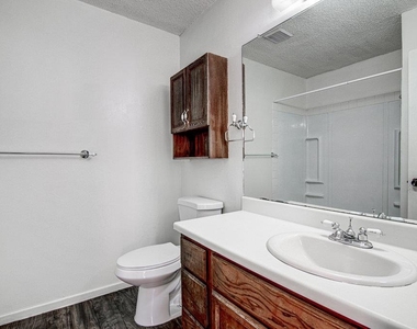 8110 West Gate Blvd - Photo Thumbnail 8